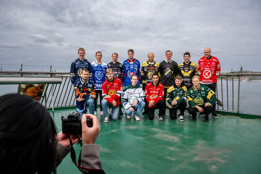 Spelarna poserer för en gruppbild