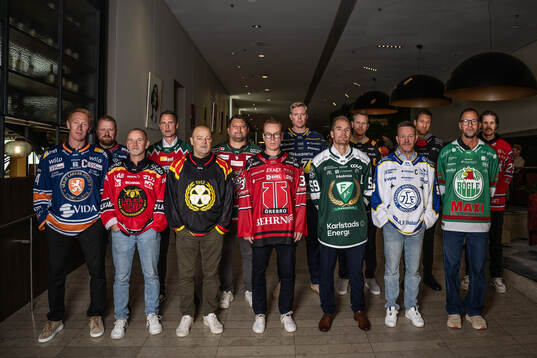 Tränarna står uppställda för en gruppbild. Bakre raden