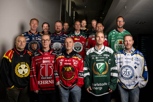 Tränarna står uppställda för en gruppbild. Bakre raden