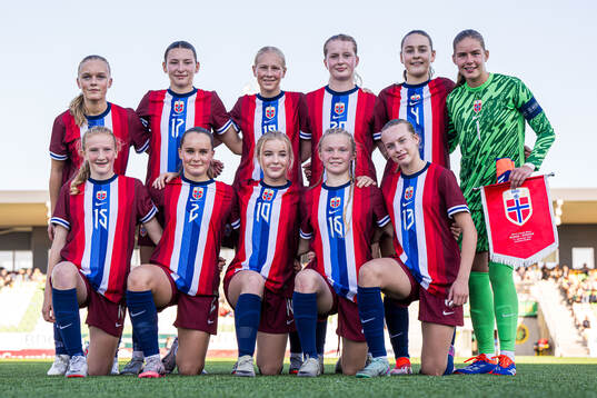 The starting eleven of Norway, from the top left; Nora Krogstad Lium, Elle Walvick Glesne, Stine Ariell Klæboe-Solemdal, Maria Holtet, Isa Bekken Lund, Erla Braathen, Marie Krogsæter Sæterøy, Erle Ødegaard Jonsson, Mie Ingeborg Hoem, Sofia Eugenie Mendelin-Norebø, Johanna Fedeler poses for a team group photo ahead of the under 15 friendly match between Norway and Sweden on September 17, 2024 in Jessheim.

