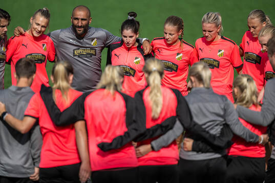 Stine Larsen, head coach Mak Lind, Clarissa Larisey, Anna