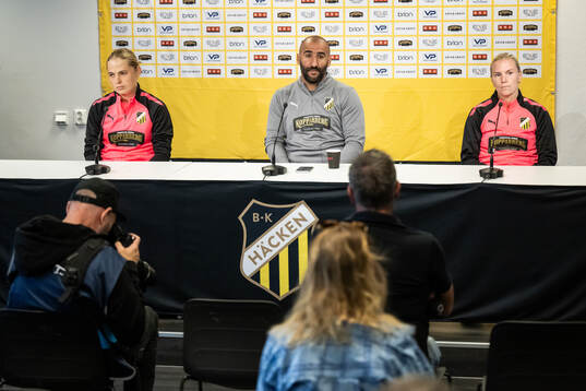 Paulina Nyström, head coach Mak Lind and Josefine Rybrink
