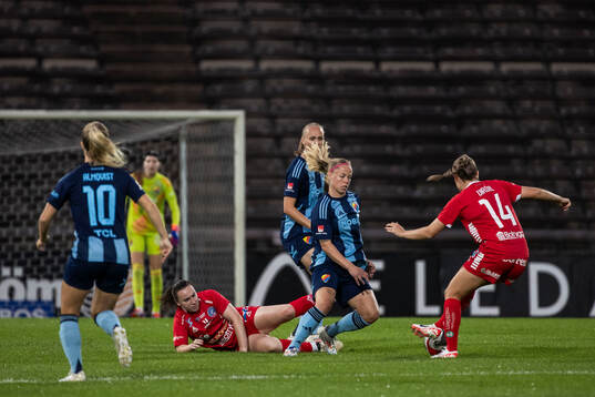 Djurgårdens Therese Åsland och Linköpings Irene Dirdal