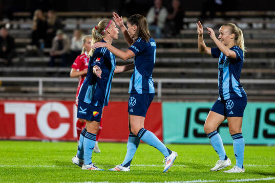 Djurgårdens Pauline Hammarlund jublar med lagkamrater efter 2-0