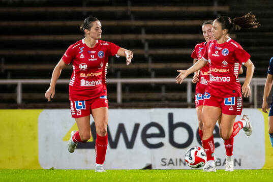 Linköpings Eshly Bakker och Delaney Baie Pridham jublar efter 5-1