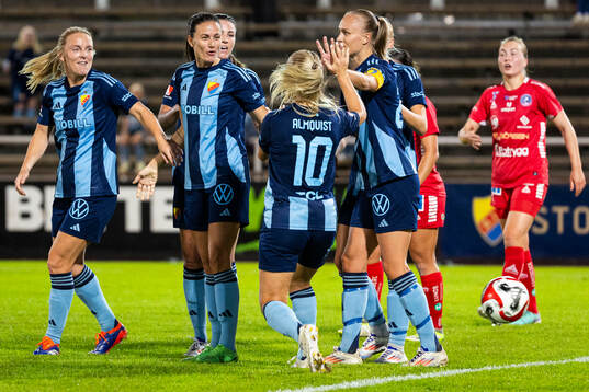 Djurgårdens Tove Almqvist jublar med lagkamrater efter 3-0
