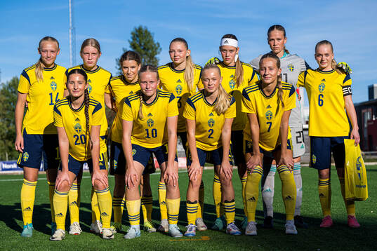 The starting eleven of Sweden, from the top left; Filippa Andersson Widén, Thea Carlsson, Inés Lorenius, Anna Svanberg, Roos Huitzing, Hanna Karlsson, Doris Petz, Filippa Sjöström, Nova Selin, Sally Nylén and Angelina Klingberg poses for a team group photo ahead of of the under 16 friendly match between Norway and Sweden on September 18, 2024 in Lillestrøm.
