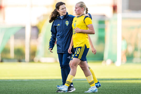 Lotta Hellenberg, head coach of Sweden, and Nova Selin of Sweden during the