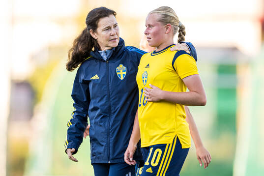 Lotta Hellenberg, head coach of Sweden, and Nova Selin of