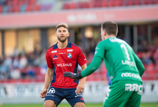 Östers Alibek Aliev och Trelleborgs målvakt Andreas Larsen