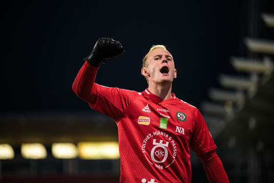 Örebros målvakt Malte Påhlsson jublar