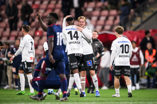 Örebros Hamse Shagaxle och Karl Holmberg jublar