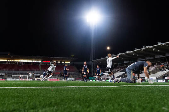 Örebros Hamse Shagaxle jublar med Karl Holmberg efter 1-0