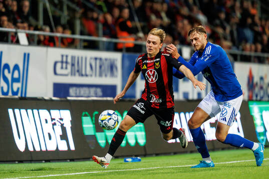 Östersunds Simon Marklund i kamp med GIF Sundsvalls Ludvig Svanberg