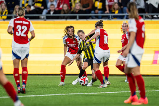 Anna Anvegård of Häcken competes for the ball with Rosa
