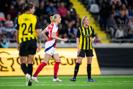Stina Blackstenius of Arsenal and Alexandra Larsson of