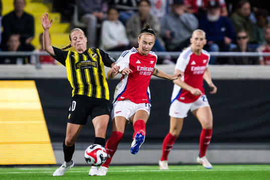 Anna Anvegård of Häcken and Caitlin Ford of Arsenal