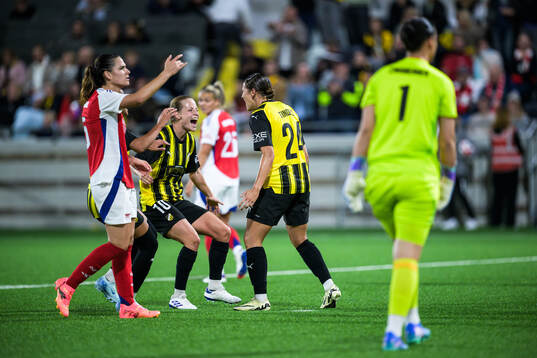 Tabby Tindell of Häcken celebrate the 1-0 goal with Anna