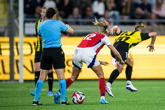 Frida Maanum of Arsenal receives a warning