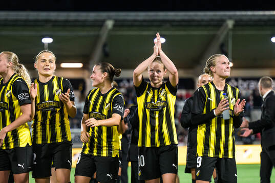 Elma Junttila Nelhage, Alice Bergström, Hanna Wijk, Anna Anvegård, Filippa Curmark, and Hikaru Kitagawa of Häcken celebrating