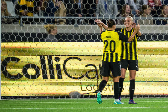 Hanna Wijk and Josefine Rybrink of Häcken celebrating