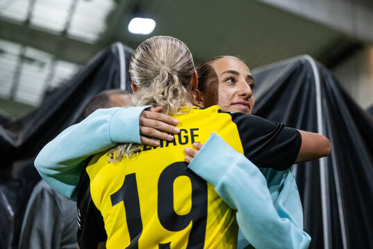Elma Junttila Nelhage of Häcken and Rosa Kafaji of Arsenal