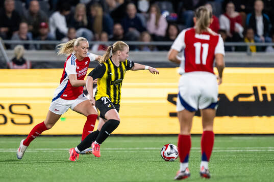 Stina Blackstenius of Arsenal and Johanna Fossdalsá Sørensen of Häcken