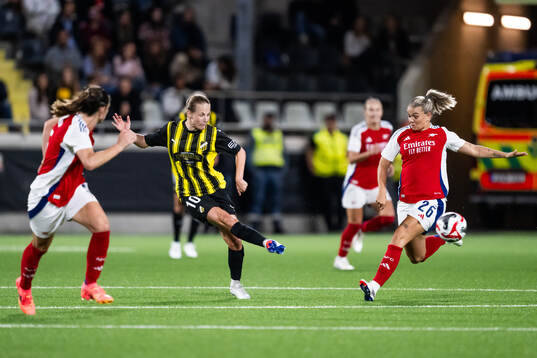 Anna Anvegård of Häcken and Laura Wienroither of Arsenal