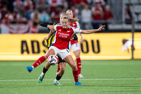 Filippa Curmark of Häcken and Frida Maanum of Arsenal