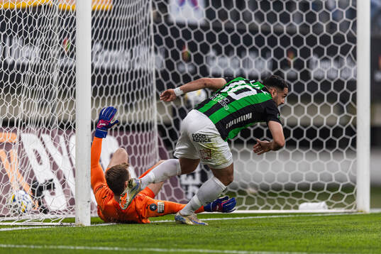 Malmö FFs målvak Ricardo Friedrich och GAISs Mervan Celik