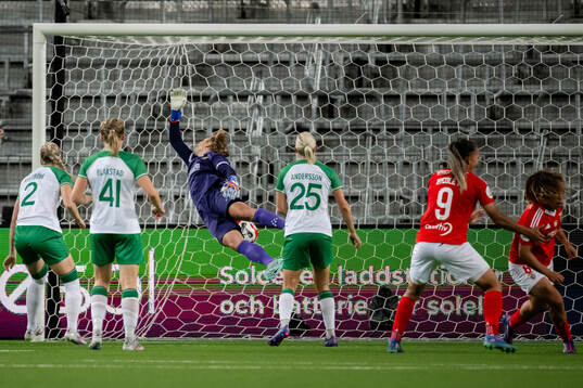 Andreia Norton of Benfica scores the 1-2 goal behind goalkeeper Anna Tamminen of Hammarby