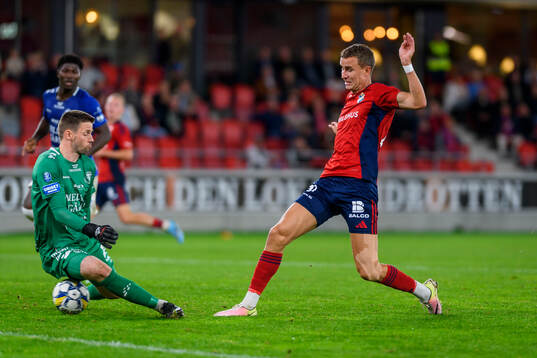 Trelleborgs målvakt Andreas Larsen och Östers Mattis Adolfsson