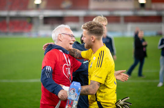 Östers lagledare Thomas Frisk kramar om målvakt Robin Wallinder