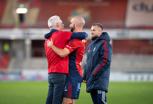 Östers lagledare Thomas Frisk kramar om Jan Martin Hoel Andersen