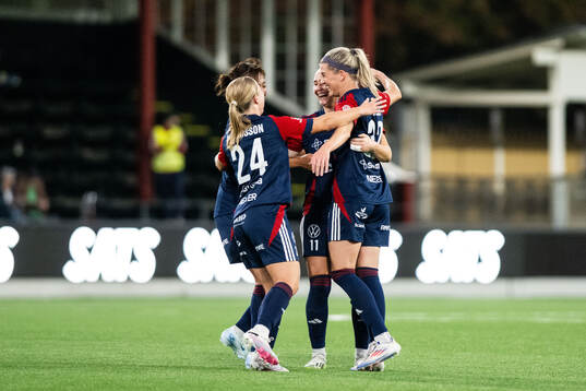 FC Rosengårds Olivia Schough jublar med lagkamrater