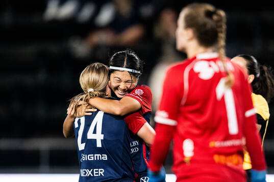 FC Rosengårds Mai Kadowaki jublar med Hanna Andersson efter 3-0