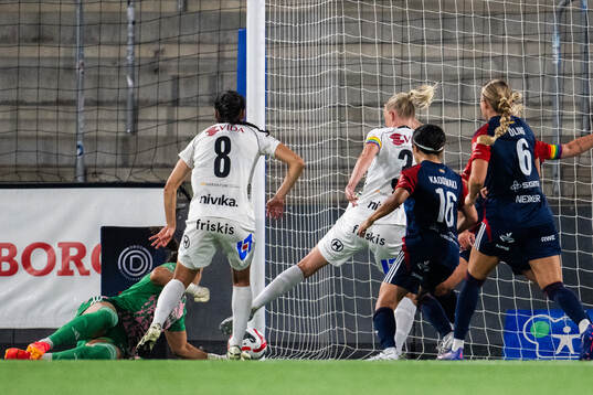 Växjö DFFs Emma Pennsäter framför FC Rosengårds målvakt Eartha Cumings
