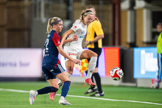 FC Rosengårds Olivia Schough och Växjö DFFs Larkin Russel