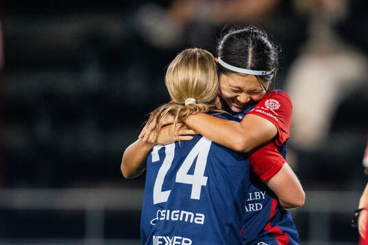 FC Rosengårds Hanna Andersson och Mai Kadowaki jublar
