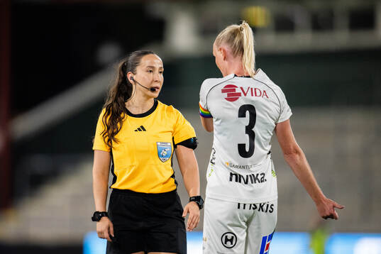 Domare Selma Friberg och Växjö DFFs Emma Pennsäter