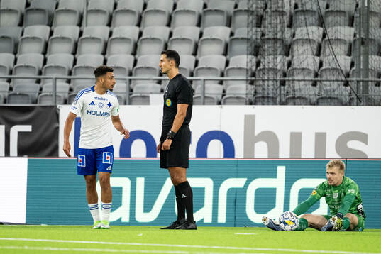 IFK Norrköpings Moutaz Neffati i diskussion med Domare Adi