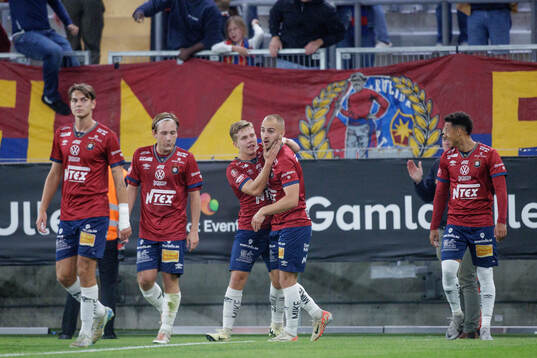 Örgrytes Isak Dahlqvist och Amel Mujanic jublar