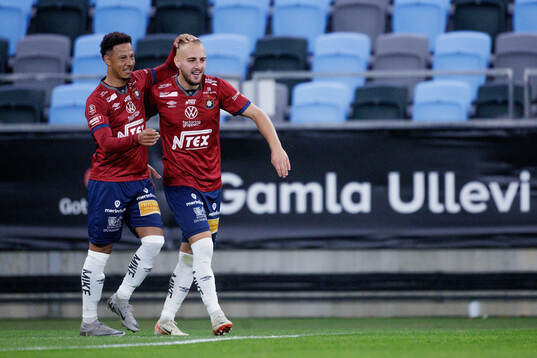 Örgrytes Tobias Sana och Amel Mujanic jublar efter 1-0