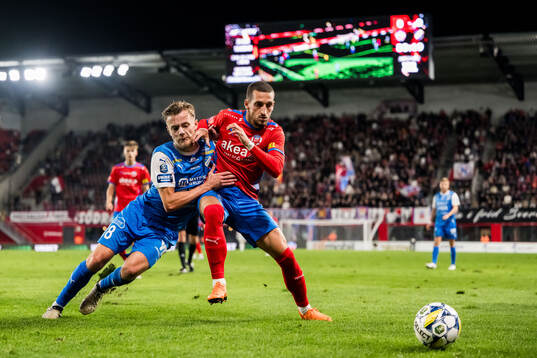 IK Oddevolds Gustav Forssell i kamp med Helsingborgs Arian Kabashi