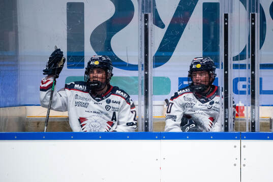 Linköpings Lova Blom och Felicia Levin i utvisningsbåset