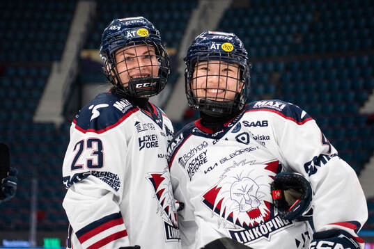 Linköpings Moa Wernblom och Tako Hitosato jublar