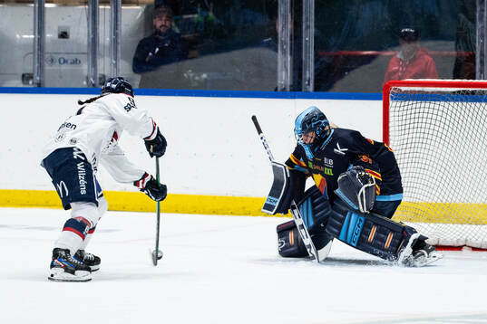 Linköpings Olivia Sohrner mot Djurgårdens målvakt Ida