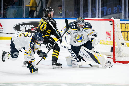 Södertäljes Nicolai Meyer och målvakt Frans Tuohimaa