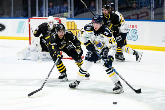 AIKs Tom Hedberg och Södertäljes Carter Souch