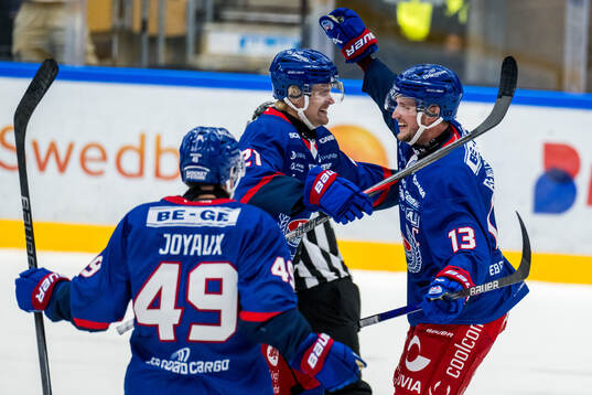 Oskarshamns Rasmus Bengtsson jublar med lagkamrater